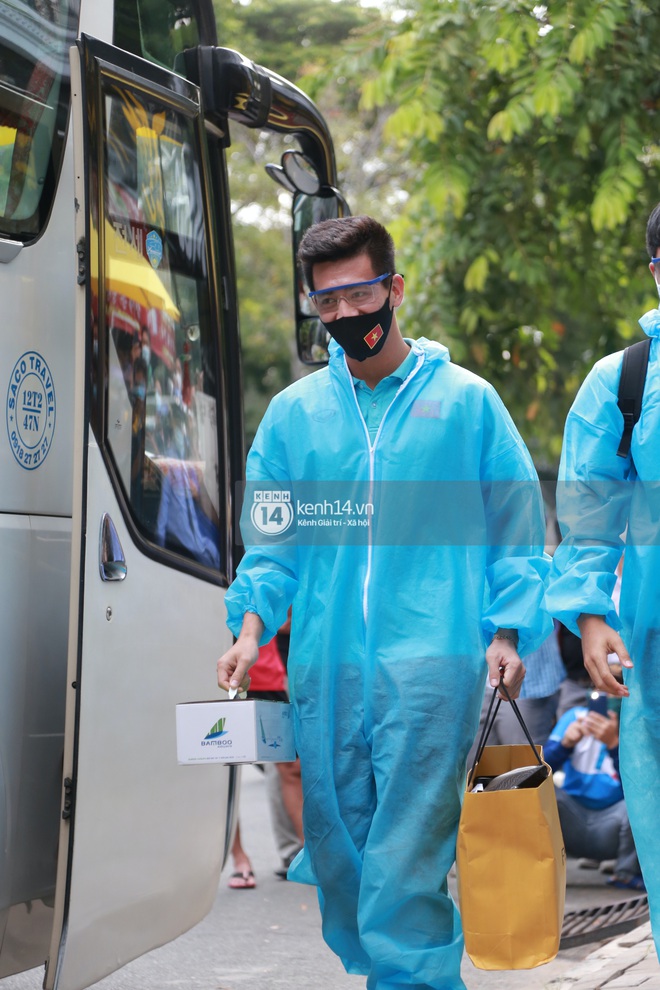 Toàn cảnh đội tuyển Việt Nam về đến Sài Gòn: Thầy Park quá dễ thương, cầu thủ mlem hết cỡ còn hàng xóm bật mode “hóng” nhiệt tình - Ảnh 4. Toàn cảnh đội tuyển Việt Nam về đến Sài Gòn: Thầy Park quá dễ thương, cầu thủ mlem hết cỡ còn hàng xóm bật mode “hóng” nhiệt tình - Ảnh 4.