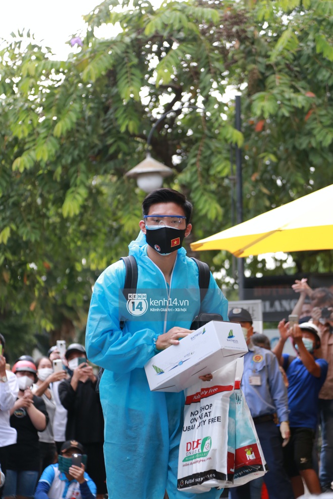 Toàn cảnh đội tuyển Việt Nam về đến Sài Gòn: Thầy Park quá dễ thương, cầu thủ mlem hết cỡ còn hàng xóm bật mode “hóng” nhiệt tình - Ảnh 2. Toàn cảnh đội tuyển Việt Nam về đến Sài Gòn: Thầy Park quá dễ thương, cầu thủ mlem hết cỡ còn hàng xóm bật mode “hóng” nhiệt tình - Ảnh 2.