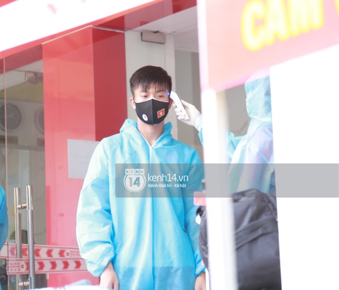Toàn cảnh đội tuyển Việt Nam về đến Sài Gòn: Thầy Park quá dễ thương, cầu thủ mlem hết cỡ còn hàng xóm bật mode “hóng” nhiệt tình - Ảnh 8. Toàn cảnh đội tuyển Việt Nam về đến Sài Gòn: Thầy Park quá dễ thương, cầu thủ mlem hết cỡ còn hàng xóm bật mode “hóng” nhiệt tình - Ảnh 8.