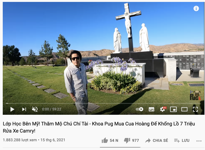 Khoa Pug gây tranh cãi khi đến viếng mộ cố NS Chí Tài nhưng lại dùng từ đi review - Ảnh 1. Khoa Pug gây tranh cãi khi đến viếng mộ cố NS Chí Tài nhưng lại dùng từ đi review - Ảnh 1.