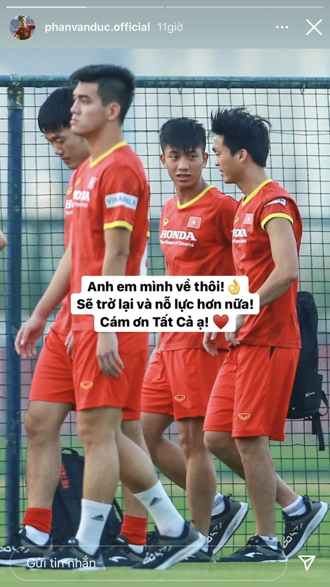Toàn cảnh đội tuyển Việt Nam về đến Sài Gòn: Thầy Park quá dễ thương, cầu thủ mlem hết cỡ còn hàng xóm bật mode “hóng” nhiệt tình - Ảnh 62. Toàn cảnh đội tuyển Việt Nam về đến Sài Gòn: Thầy Park quá dễ thương, cầu thủ mlem hết cỡ còn hàng xóm bật mode “hóng” nhiệt tình - Ảnh 62.