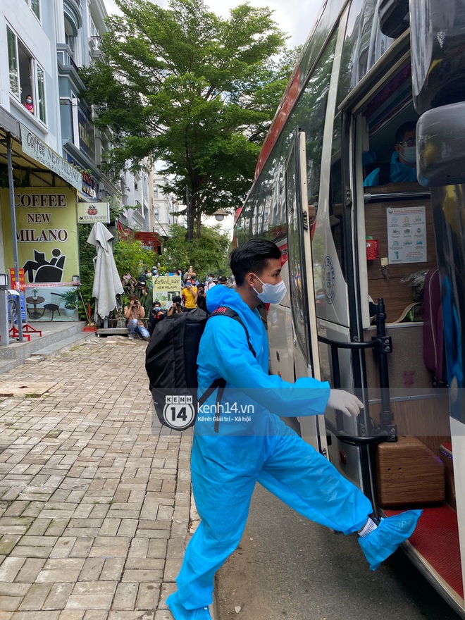 Toàn cảnh đội tuyển Việt Nam về đến Sài Gòn: Thầy Park quá dễ thương, cầu thủ mlem hết cỡ còn hàng xóm bật mode “hóng” nhiệt tình - Ảnh 22. Toàn cảnh đội tuyển Việt Nam về đến Sài Gòn: Thầy Park quá dễ thương, cầu thủ mlem hết cỡ còn hàng xóm bật mode “hóng” nhiệt tình - Ảnh 22.