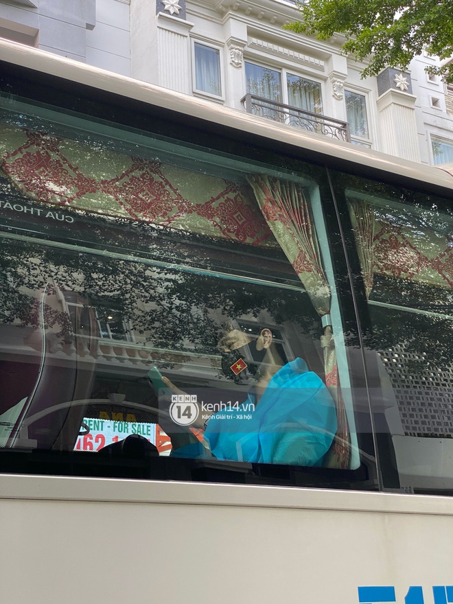Toàn cảnh đội tuyển Việt Nam về đến Sài Gòn: Thầy Park quá dễ thương, cầu thủ mlem hết cỡ còn hàng xóm bật mode “hóng” nhiệt tình - Ảnh 24. Toàn cảnh đội tuyển Việt Nam về đến Sài Gòn: Thầy Park quá dễ thương, cầu thủ mlem hết cỡ còn hàng xóm bật mode “hóng” nhiệt tình - Ảnh 24.