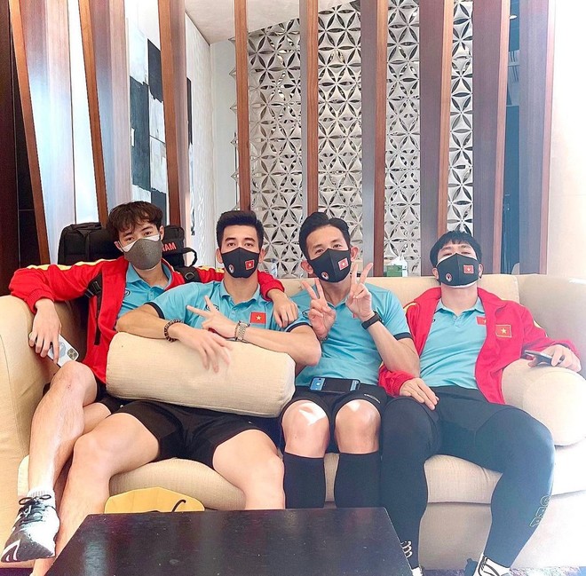 Toàn cảnh đội tuyển Việt Nam về đến Sài Gòn: Thầy Park quá dễ thương, cầu thủ mlem hết cỡ còn hàng xóm bật mode “hóng” nhiệt tình - Ảnh 63. Toàn cảnh đội tuyển Việt Nam về đến Sài Gòn: Thầy Park quá dễ thương, cầu thủ mlem hết cỡ còn hàng xóm bật mode “hóng” nhiệt tình - Ảnh 63.