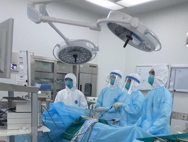 Một nhân viên LHQ mắc Covid-19 được đưa đến Việt Nam điều trị khẩn cấp bằng máy bay riêng - Ảnh 1.