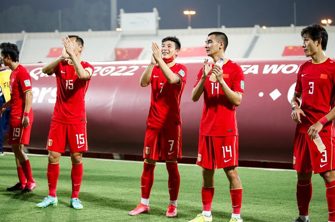 Báo Trung Quốc choáng với khoản tiền đội nhà bỏ túi sau khi vượt qua vòng loại thứ 2, lập tức so sánh với con số của tuyển Việt Nam - Ảnh 1.