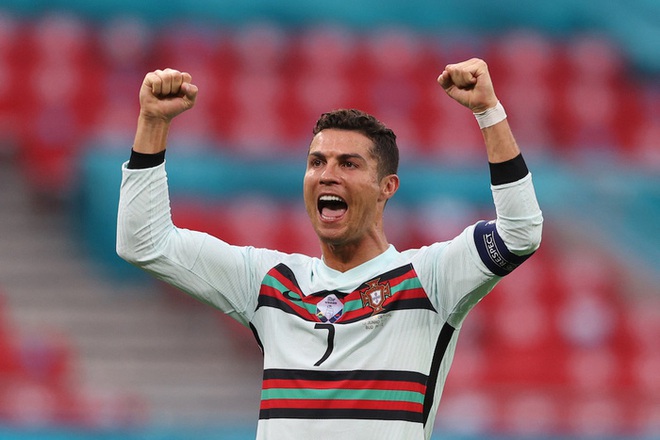 Nhân viên bảo vệ làm điều không ngờ khi thấy Ronaldo đi qua, thế mới biết ban tổ chức Euro làm việc có trách nhiệm đến thế nào - Ảnh 3.