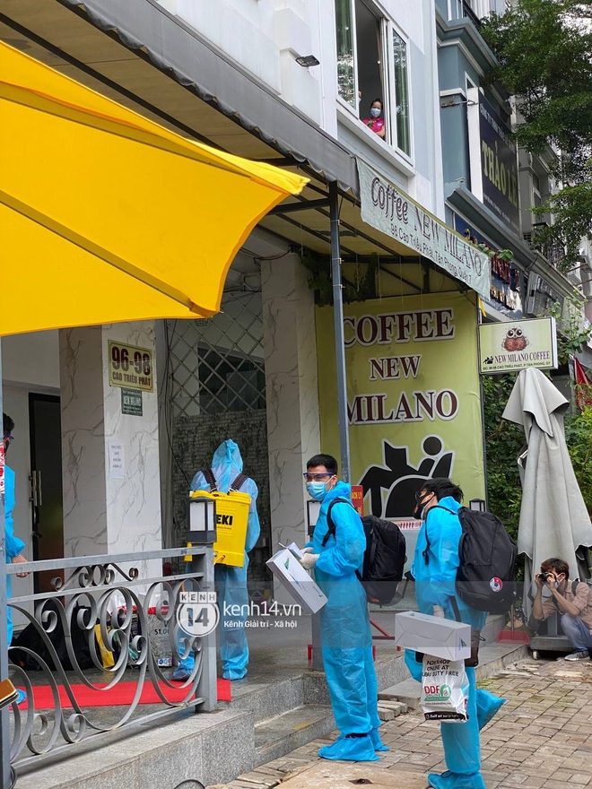 Toàn cảnh đội tuyển Việt Nam về đến Sài Gòn: Thầy Park quá dễ thương, cầu thủ mlem hết cỡ còn hàng xóm bật mode “hóng” nhiệt tình - Ảnh 21. Toàn cảnh đội tuyển Việt Nam về đến Sài Gòn: Thầy Park quá dễ thương, cầu thủ mlem hết cỡ còn hàng xóm bật mode “hóng” nhiệt tình - Ảnh 21.