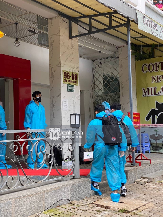 Toàn cảnh đội tuyển Việt Nam về đến Sài Gòn: Thầy Park quá dễ thương, cầu thủ mlem hết cỡ còn hàng xóm bật mode “hóng” nhiệt tình - Ảnh 23. Toàn cảnh đội tuyển Việt Nam về đến Sài Gòn: Thầy Park quá dễ thương, cầu thủ mlem hết cỡ còn hàng xóm bật mode “hóng” nhiệt tình - Ảnh 23.