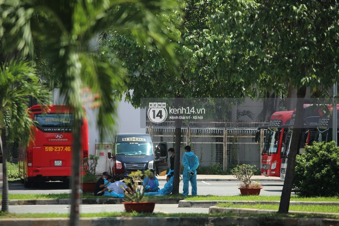 Toàn cảnh đội tuyển Việt Nam về đến Sài Gòn: Thầy Park quá dễ thương, cầu thủ mlem hết cỡ còn hàng xóm bật mode “hóng” nhiệt tình - Ảnh 55. Toàn cảnh đội tuyển Việt Nam về đến Sài Gòn: Thầy Park quá dễ thương, cầu thủ mlem hết cỡ còn hàng xóm bật mode “hóng” nhiệt tình - Ảnh 55.