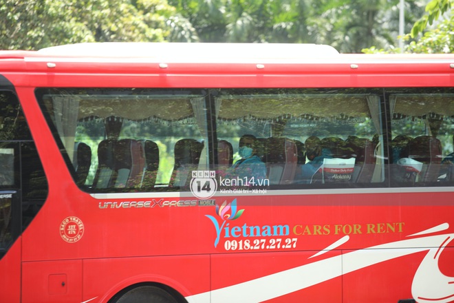 Toàn cảnh đội tuyển Việt Nam về đến Sài Gòn: Thầy Park quá dễ thương, cầu thủ mlem hết cỡ còn hàng xóm bật mode “hóng” nhiệt tình - Ảnh 35. Toàn cảnh đội tuyển Việt Nam về đến Sài Gòn: Thầy Park quá dễ thương, cầu thủ mlem hết cỡ còn hàng xóm bật mode “hóng” nhiệt tình - Ảnh 35.