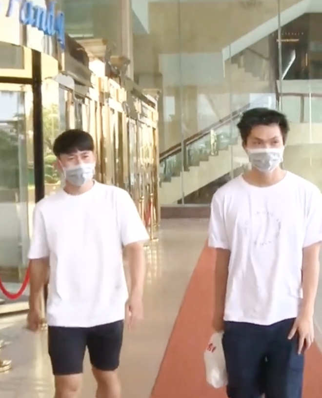 Clip chủ tịch Văn Toàn xuất hiện hệt như idol Kpop, Công Phượng đeo balo 20 triệu khi được gọi lên tuyển - Ảnh 3. Clip chủ tịch Văn Toàn xuất hiện hệt như idol Kpop, Công Phượng đeo balo 20 triệu khi được gọi lên tuyển - Ảnh 3.