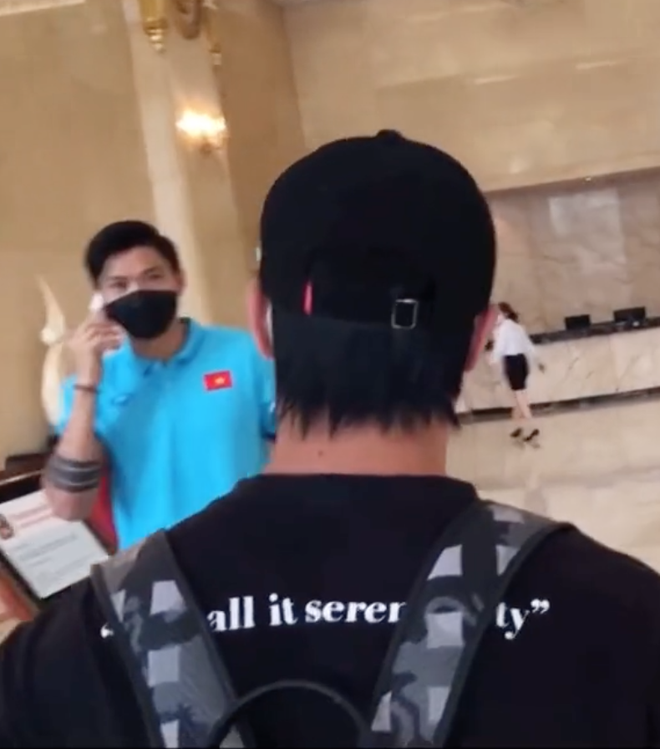 Clip chủ tịch Văn Toàn xuất hiện hệt như idol Kpop, Công Phượng đeo balo 20 triệu khi được gọi lên tuyển - Ảnh 6. Clip chủ tịch Văn Toàn xuất hiện hệt như idol Kpop, Công Phượng đeo balo 20 triệu khi được gọi lên tuyển - Ảnh 6.