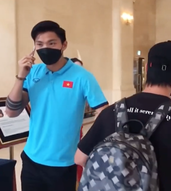 Clip chủ tịch Văn Toàn xuất hiện hệt như idol Kpop, Công Phượng đeo balo 20 triệu khi được gọi lên tuyển - Ảnh 7. Clip chủ tịch Văn Toàn xuất hiện hệt như idol Kpop, Công Phượng đeo balo 20 triệu khi được gọi lên tuyển - Ảnh 7.