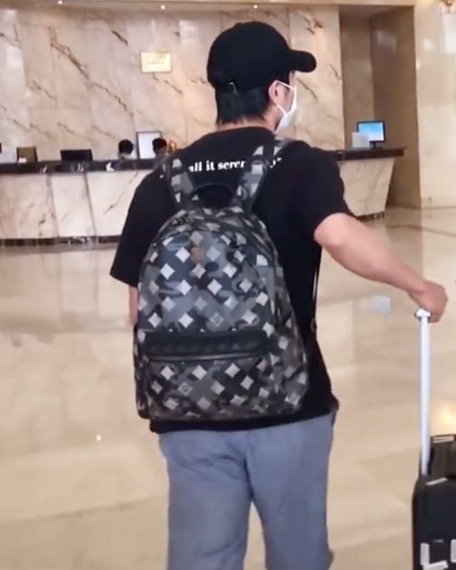 Clip chủ tịch Văn Toàn xuất hiện hệt như idol Kpop, Công Phượng đeo balo 20 triệu khi được gọi lên tuyển - Ảnh 8. Clip chủ tịch Văn Toàn xuất hiện hệt như idol Kpop, Công Phượng đeo balo 20 triệu khi được gọi lên tuyển - Ảnh 8.