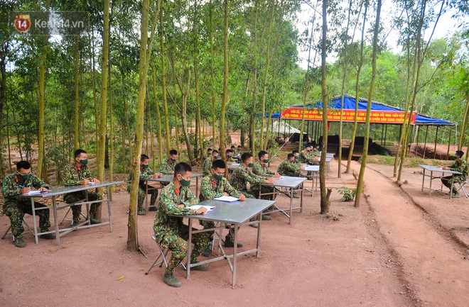 Cuộc hành quân thần tốc trong đêm của chiến sĩ Bắc Giang để nhường doanh trại cho người dân cách ly - Ảnh 12. Cuộc hành quân thần tốc trong đêm của chiến sĩ Bắc Giang để nhường doanh trại cho người dân cách ly - Ảnh 12.