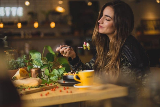 Chôm chỉa thực đơn ăn uống mỗi ngày của phụ nữ Pháp, bảo sao mà ai nấy đều thon thả, body như siêu mẫu - Ảnh 1. Chôm chỉa thực đơn ăn uống mỗi ngày của phụ nữ Pháp, bảo sao mà ai nấy đều thon thả, body như siêu mẫu - Ảnh 1.