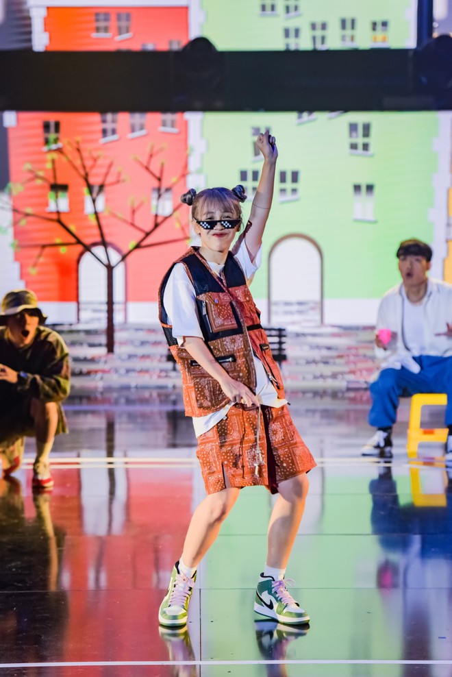 Hậu Ho&agrave;ng diện k&iacute;nh swag cực bựa thi nhảy, netizen kiểu: Vitamin vui vẻ của show đ&acirc;y rồi! - Ảnh 2.