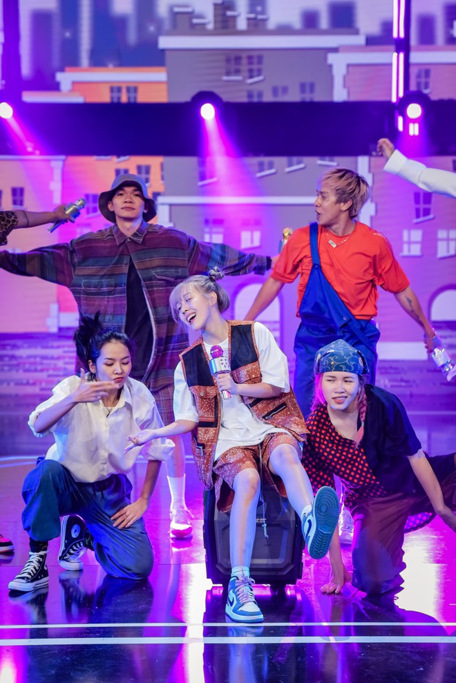 Hậu Ho&agrave;ng diện k&iacute;nh swag cực bựa thi nhảy, netizen kiểu: Vitamin vui vẻ của show đ&acirc;y rồi! - Ảnh 3.