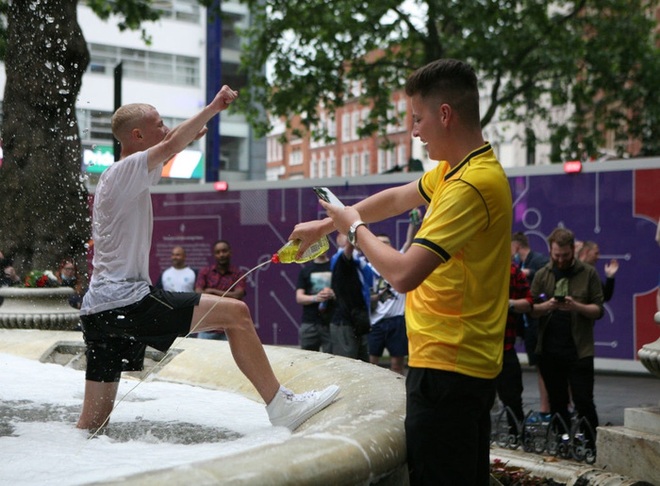 Đại chiến Anh vs Scotland: Fan đội khách quậy phá thủ đô London, làm trò mất vệ sinh, thiếu văn hoá - Ảnh 3.