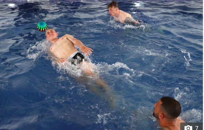 Sao ĐT Anh chơi đùa dưới bể bơi bằng những trái bóng có họa tiết kỳ lạ - Ảnh 3.