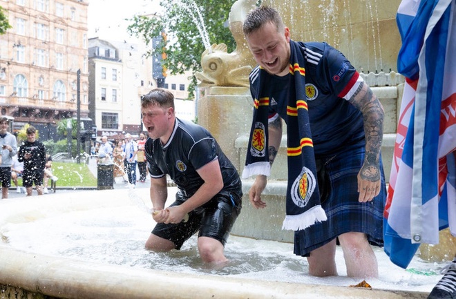 Đại chiến Anh vs Scotland: Fan đội khách quậy phá thủ đô London, làm trò mất vệ sinh, thiếu văn hoá - Ảnh 8.