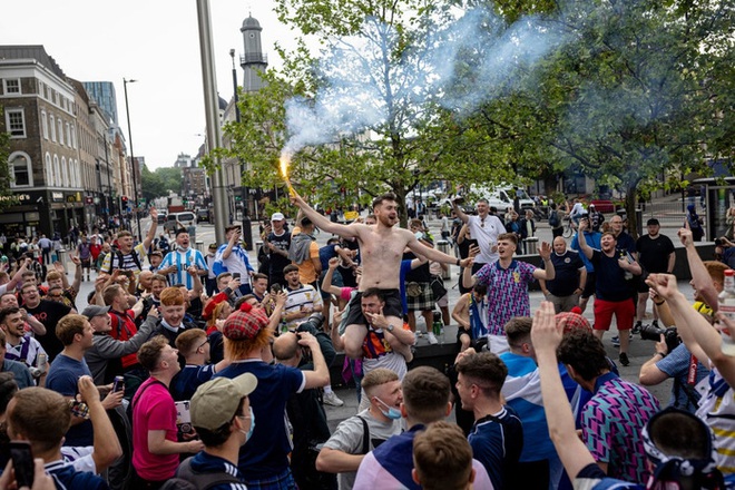 Đại chiến Anh vs Scotland: Fan đội khách quậy phá thủ đô London, làm trò mất vệ sinh, thiếu văn hoá - Ảnh 10.