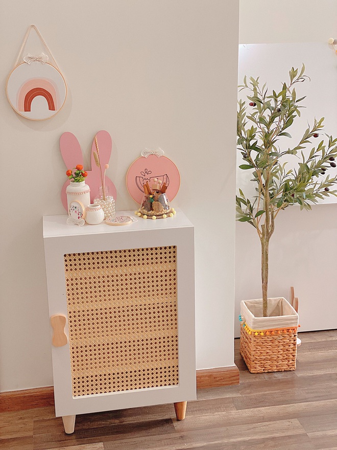 Mẹ đảm thiết kế phòng cho con xinh yêu như cổ tích, chi phí chưa đến 25 triệu mà đồ chơi toàn hàng sang xịn mịn - Ảnh 4. Mẹ đảm thiết kế phòng cho con xinh yêu như cổ tích, chi phí chưa đến 25 triệu mà đồ chơi toàn hàng sang xịn mịn - Ảnh 4.