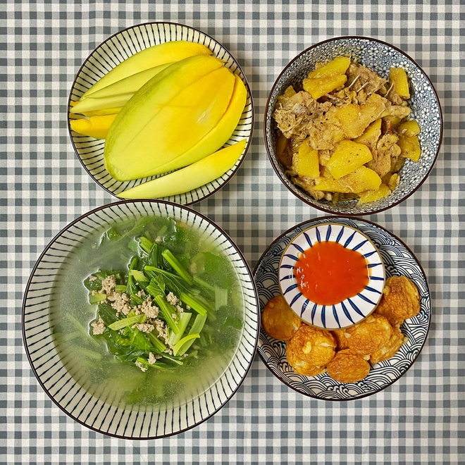 Cô nàng sắm cả triệu tiền bát đĩa để đầu tư cho mâm cơm nhà, nhìn xịn thế này khéo chẳng nỡ ăn - Ảnh 2. Cô nàng sắm cả triệu tiền bát đĩa để đầu tư cho mâm cơm nhà, nhìn xịn thế này khéo chẳng nỡ ăn - Ảnh 2.