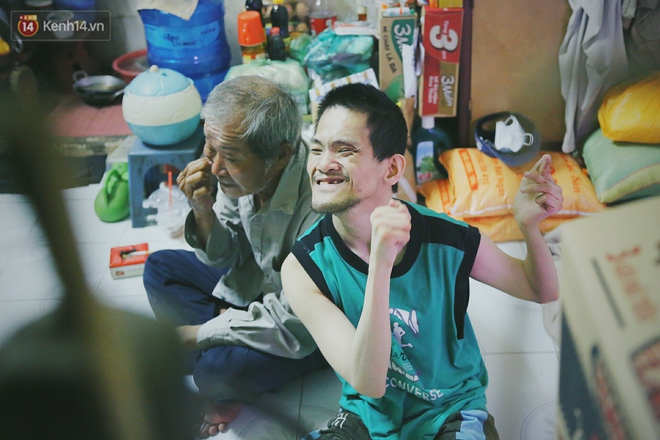 Bất ngờ nổi tiếng cộng đồng mạng, bác xe ôm già và con trai tật nguyền đã có cơm no ngày 3 bữa nhờ lòng tốt của người Sài Gòn - Ảnh 6.