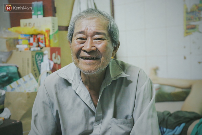 Bất ngờ nổi tiếng cộng đồng mạng, bác xe ôm già và con trai tật nguyền đã có cơm no ngày 3 bữa nhờ lòng tốt của người Sài Gòn - Ảnh 11.