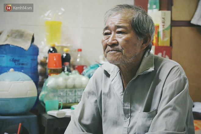 Bất ngờ nổi tiếng cộng đồng mạng, bác xe ôm già và con trai tật nguyền đã có cơm no ngày 3 bữa nhờ lòng tốt của người Sài Gòn - Ảnh 2.