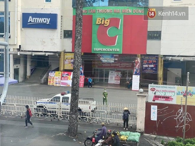 Người dân đang mua sắm thì siêu thị Big C quận 10 bất ngờ phong toả vì một ca dương tính từng đến đây - Ảnh 1. Người dân đang mua sắm thì siêu thị Big C quận 10 bất ngờ phong toả vì một ca dương tính từng đến đây - Ảnh 1.