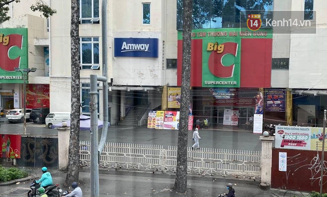 Người dân đang mua sắm thì siêu thị Big C quận 10 bất ngờ phong toả vì một ca dương tính từng đến đây - Ảnh 3. Người dân đang mua sắm thì siêu thị Big C quận 10 bất ngờ phong toả vì một ca dương tính từng đến đây - Ảnh 3.