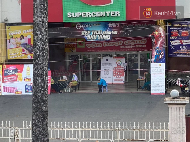Người dân đang mua sắm thì siêu thị Big C quận 10 bất ngờ phong toả vì một ca dương tính từng đến đây - Ảnh 4. Người dân đang mua sắm thì siêu thị Big C quận 10 bất ngờ phong toả vì một ca dương tính từng đến đây - Ảnh 4.