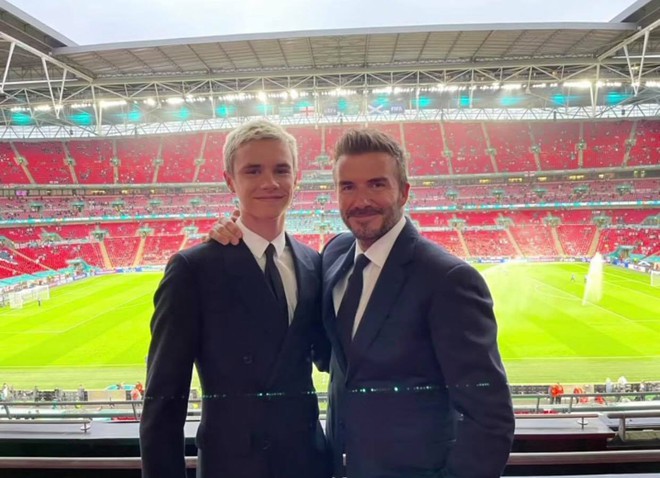 Bố con David Beckham lên đồ suit bảnh bao và nam tính ngời ngời, ai ngờ visual ông bố U50 đè bẹp cả cậu ấm 18 tuổi - Ảnh 5.