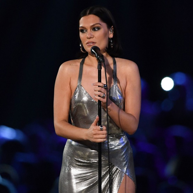 Jessie J không thể hát, đi lại khó khăn vì căn bệnh vô phương cứu chữa phá hủy cổ họng và thính giác - Ảnh 2.