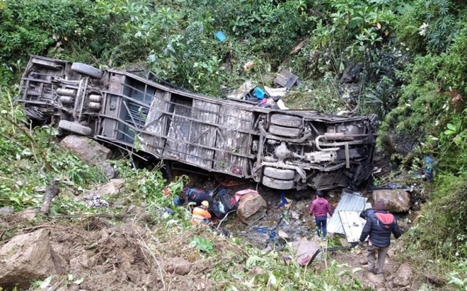 Xe buýt lật và rơi xuống khe núi ở Peru, ít nhất 27 người thiệt mạng - Ảnh 1.