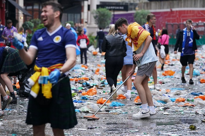 Đại chiến Anh - Scotland: Fan cuồng thiếu ý thức của đội khách tỉ thí với cảnh sát, biến quảng trường ở London thành bãi rác - Ảnh 11.