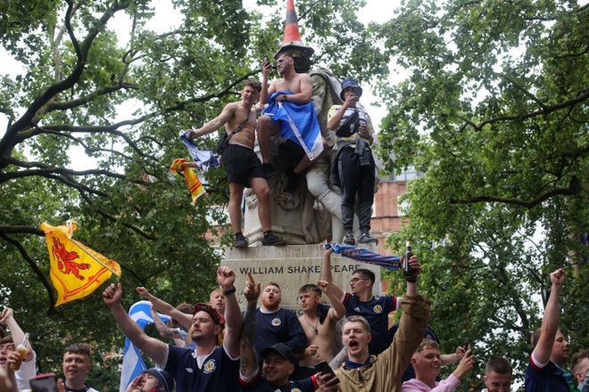 Đại chiến Anh - Scotland: Fan cuồng thiếu ý thức của đội khách tỉ thí với cảnh sát, biến quảng trường ở London thành bãi rác - Ảnh 8.