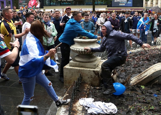Đại chiến Anh - Scotland: Fan cuồng thiếu ý thức của đội khách tỉ thí với cảnh sát, biến quảng trường ở London thành bãi rác - Ảnh 9.