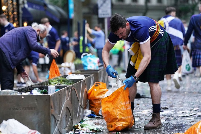 Đại chiến Anh - Scotland: Fan cuồng thiếu ý thức của đội khách tỉ thí với cảnh sát, biến quảng trường ở London thành bãi rác - Ảnh 10.