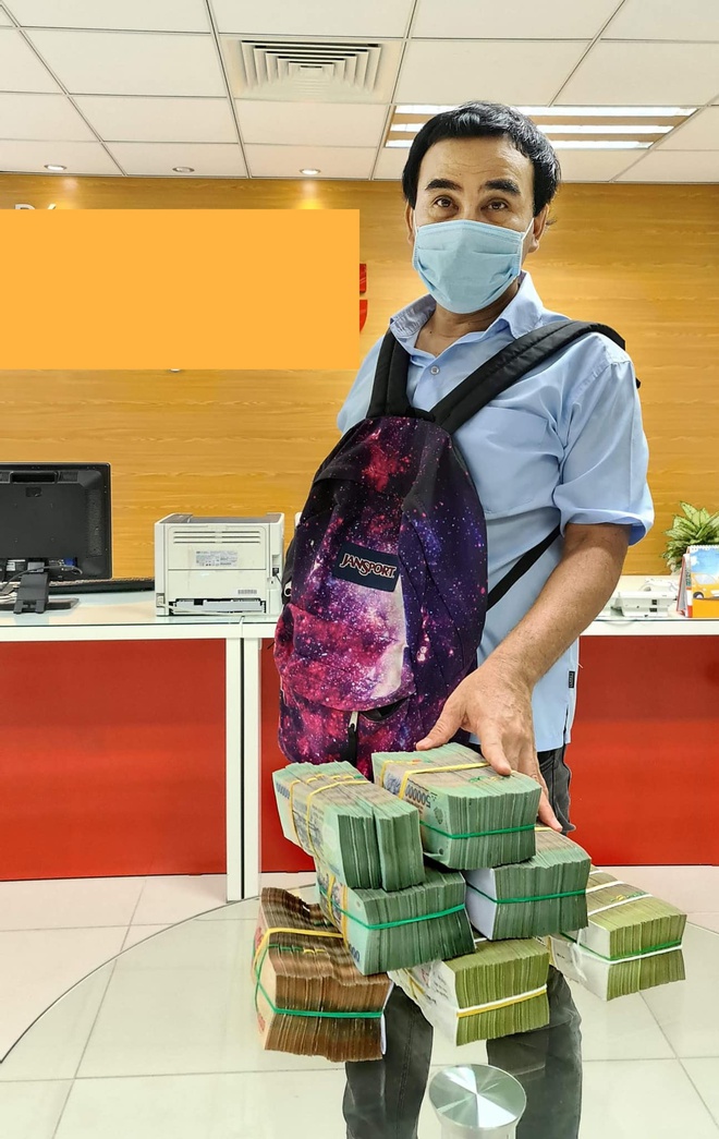 Ấm lòng hình ảnh MC Quyền Linh đi xe máy, đeo balo mang 2,2 tỷ đồng trực tiếp quyên góp vào quỹ mua vaccine Covid-19 cho người nghèo - Ảnh 6.