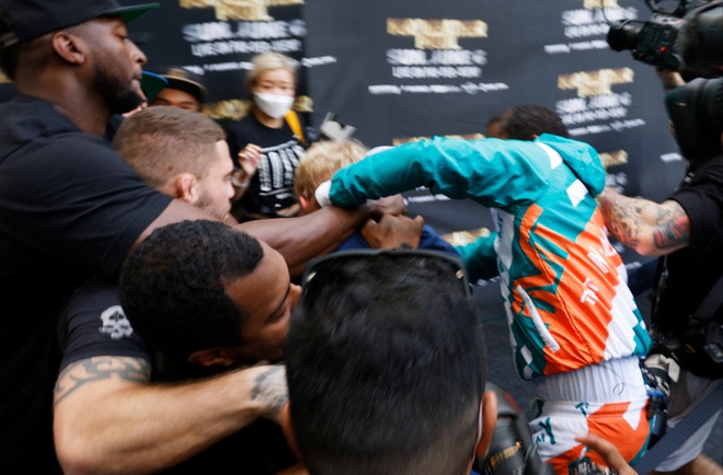 Jake Paul tiết lộ về sức mạnh của Floyd Mayweather sau khi d&iacute;nh đ&ograve;n từ Độc c&ocirc; cầu bại - Ảnh 1.