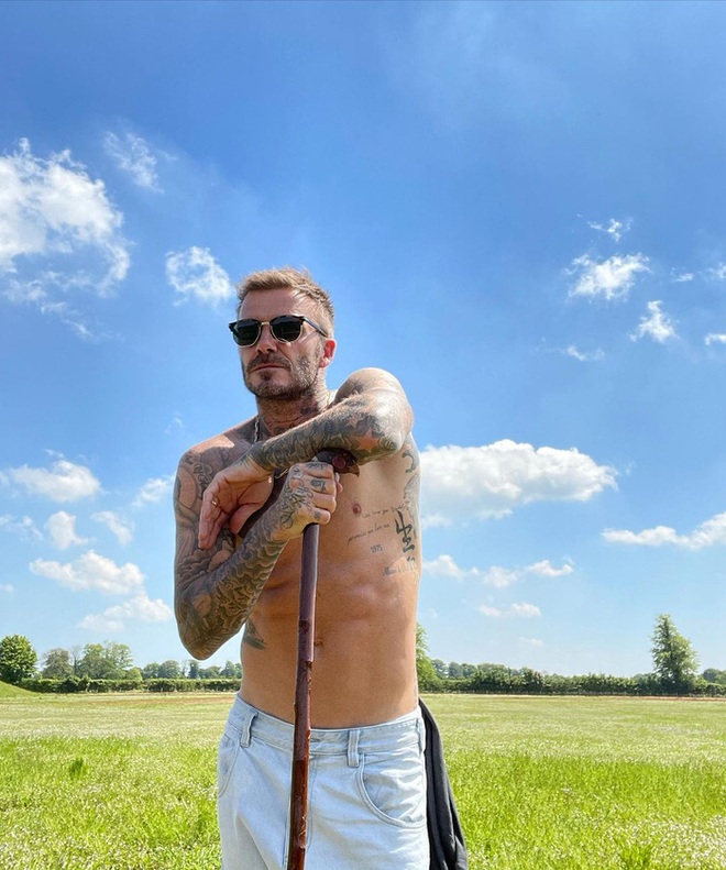 David Beckham gây sốt khi khoe body chất lừ ở tuổi 46, chứng kiến hình ảnh này bà xã Victoria có phản ứng bất ngờ - Ảnh 1.