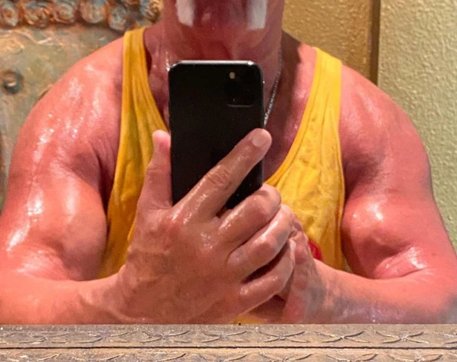 Huyền thoại Hulk Hogan sở hữu bắp tay cực khủng dù đã gần thất thập, tiết lộ số trọng lượng điên rồ có thể nâng thành công - Ảnh 1.