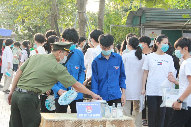 Hình ảnh thí sinh Hà Tĩnh đội nắng, đeo khẩu trang dự thi tuyển sinh vào lớp 10 - Ảnh 3.