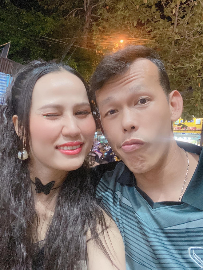 Đại chiến chiều vợ của team cầu thủ: Người toàn tặng đồ hiệu rồi lì xì mấy trăm triệu, người còn đóng cả phim vì bà xã - Ảnh 25. Đại chiến chiều vợ của team cầu thủ: Người toàn tặng đồ hiệu rồi lì xì mấy trăm triệu, người còn đóng cả phim vì bà xã - Ảnh 25.