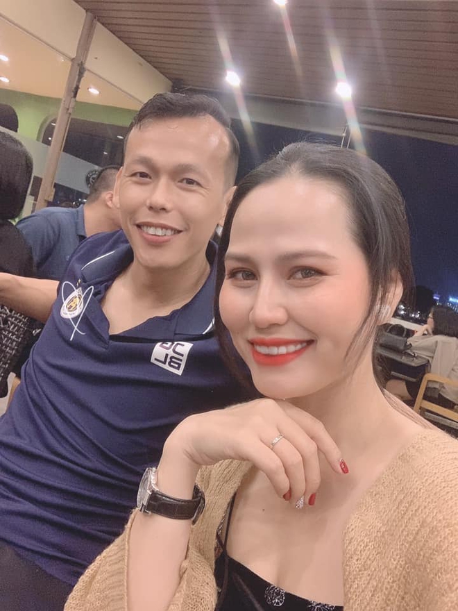 Đại chiến chiều vợ của team cầu thủ: Người toàn tặng đồ hiệu rồi lì xì mấy trăm triệu, người còn đóng cả phim vì bà xã - Ảnh 19. Đại chiến chiều vợ của team cầu thủ: Người toàn tặng đồ hiệu rồi lì xì mấy trăm triệu, người còn đóng cả phim vì bà xã - Ảnh 19.