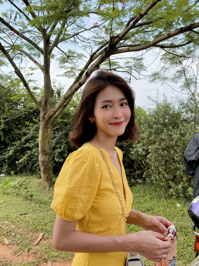 Khả Ngân gây lo lắng khi xuất hiện với gương mặt hốc hác, lộ rõ xương ức khi mặc áo khoét cổ sâu - Ảnh 3. Khả Ngân gây lo lắng khi xuất hiện với gương mặt hốc hác, lộ rõ xương ức khi mặc áo khoét cổ sâu - Ảnh 3.